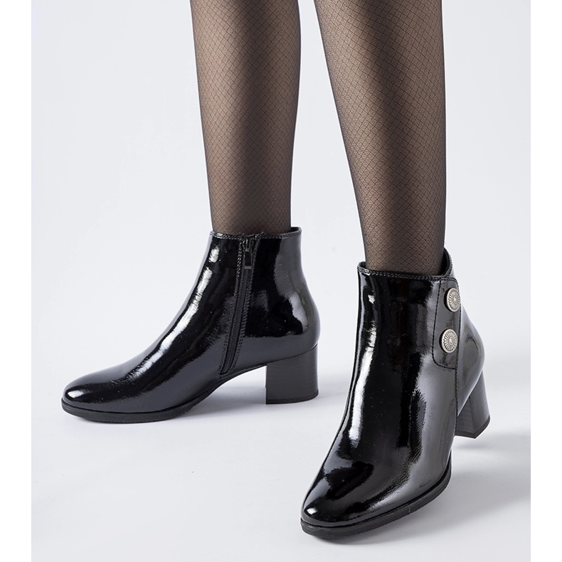 Botins pretos envernizados com salto baixo da Guido 1