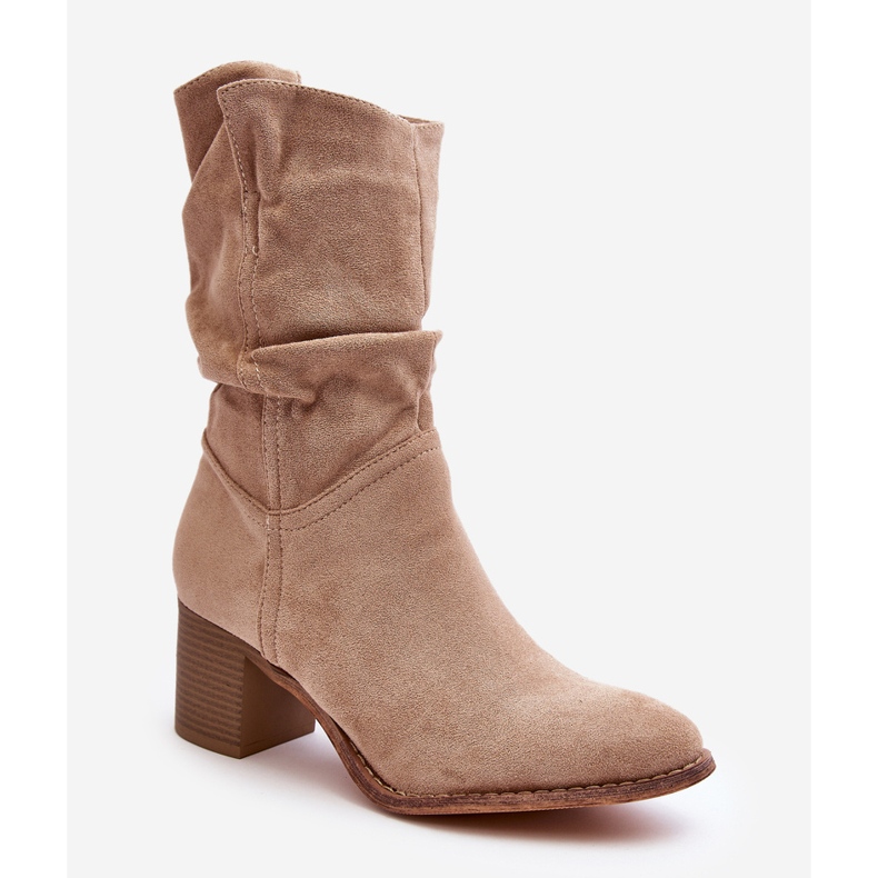 Botas femininas bege Shavy isoladas com parte superior franzida e salto alto 2