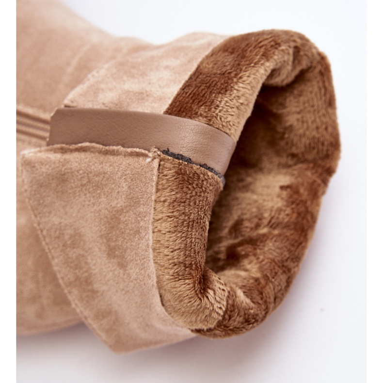 Botas femininas bege Shavy isoladas com parte superior franzida e salto alto 1