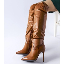 Botas marrons com salto alto da Cerati marrom 2