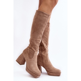 Botas femininas bege Layala isoladas com salto enorme 1