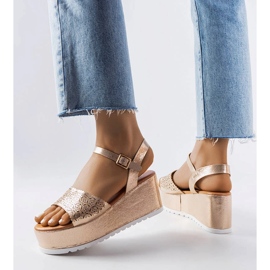 Sandália plataforma dourada com recortes Stockton dourado 1 Sandália plataforma dourada com recortes Stockton dourado 1