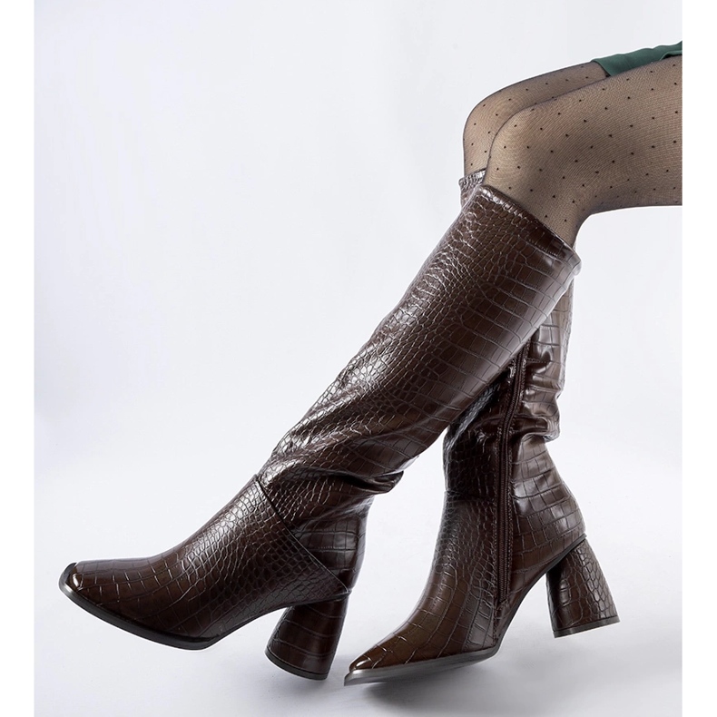 Botas marrons decoradas com relevo do Conselho castanho 1