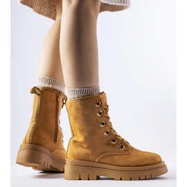 Trabalhadores Montella isolados com caramelo marrom 1