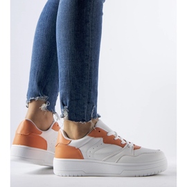 Sapatos Fournie brancos com detalhes em laranja 1