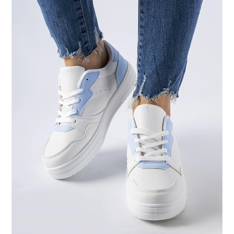 Tênis branco com detalhes em azul da Fournie 1