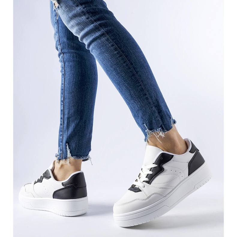 Tênis branco com detalhes em Fournie preto 1