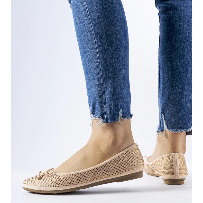 Sapatilhas bege decoradas com zircões Hulotais 1 Sapatilhas bege decoradas com zircões Hulotais 1