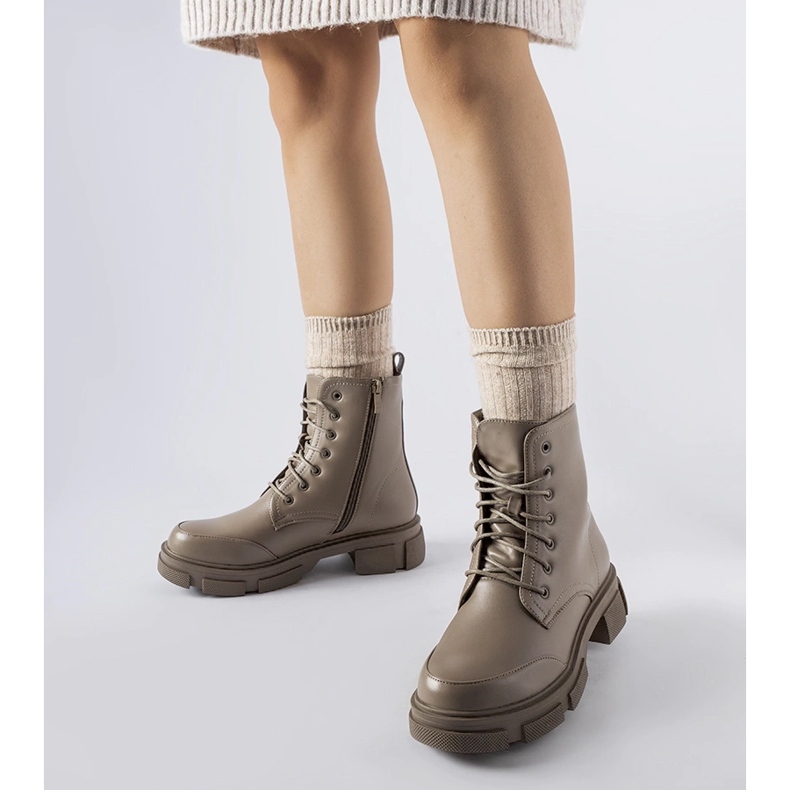 Trabalhadores de Cunningham com isolamento cinza e marrom castanho 1