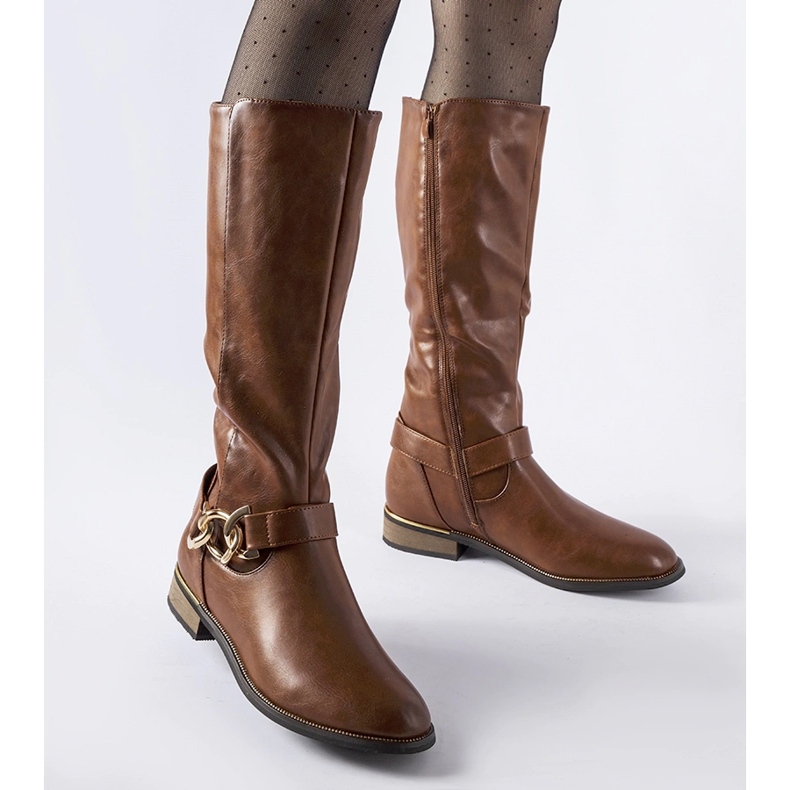 Botas isoladas marrons decoradas com fivela Ortega castanho 1