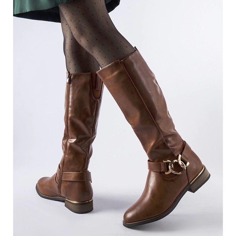 Botas isoladas marrons decoradas com fivela Ortega castanho 2