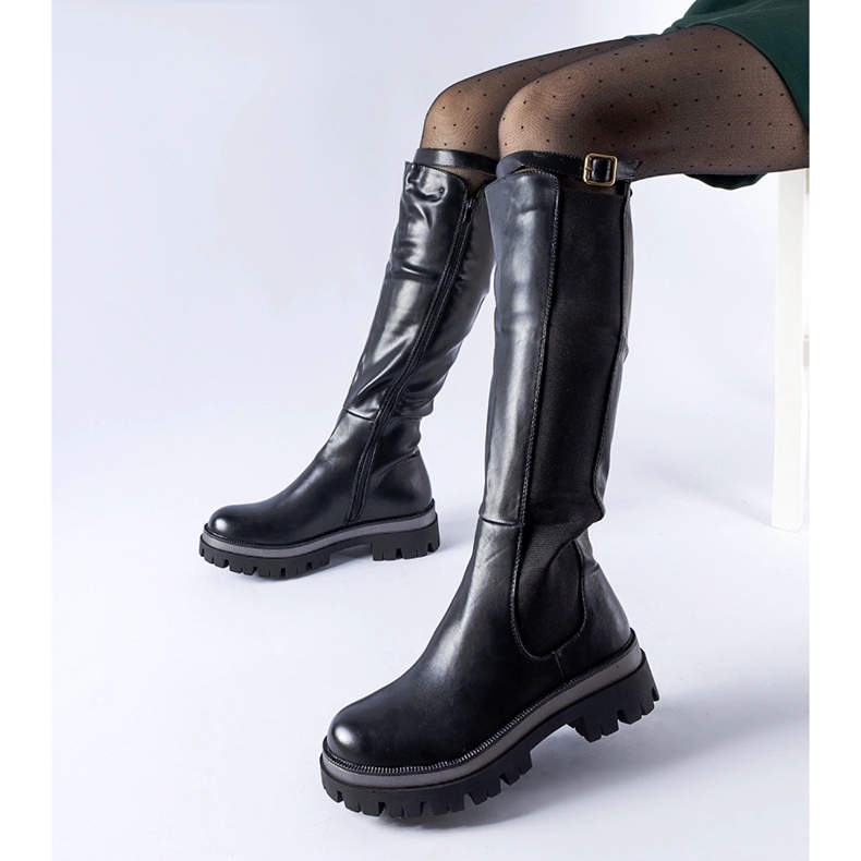 Botas pretas maciças com cinto Stuart decorativo preto 1