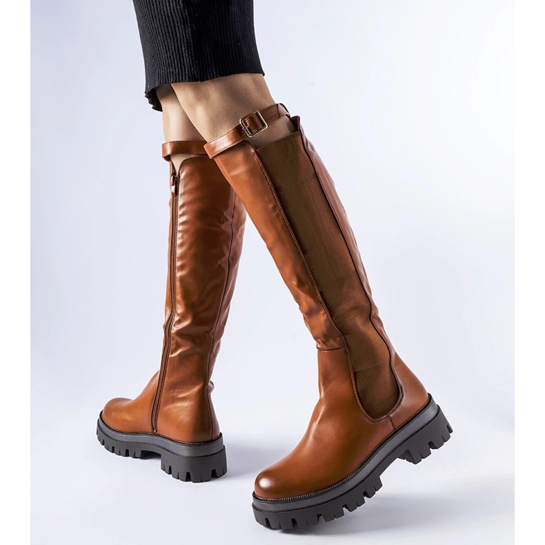 Botas marrons maciças decoradas com cinto Stuart castanho 1