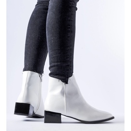 Botas brancas com salto quadrado isolado Boris branco 1