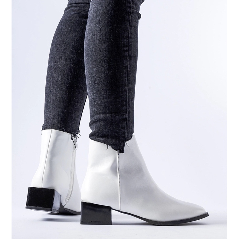 Botas brancas com salto quadrado isolado Boris branco 1
