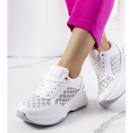 Os tênis brancos do Milan 1 Os tênis brancos do Milan 1