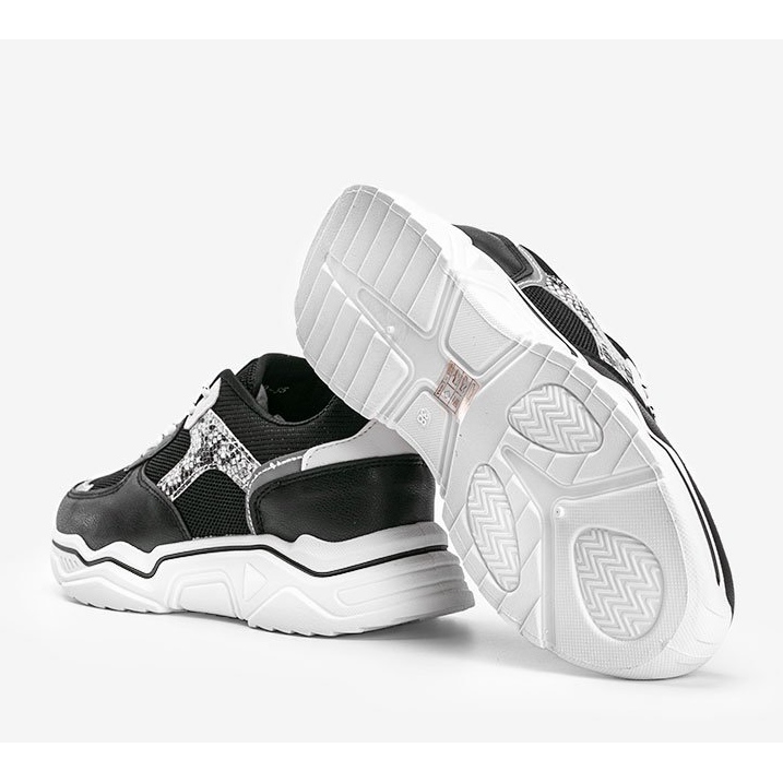 Tênis preto com uma sola grossa com um padrão de pele de cobra Anika 1