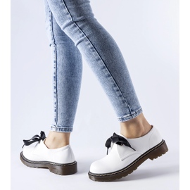 Sapatos brancos com laço decorativo da Rodriguez 1