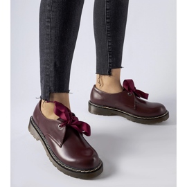 Sapatos marrons com laço decorativo de Rodriguez vermelho 1