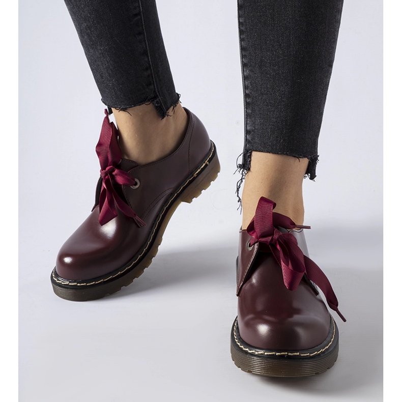 Sapatos marrons com laço decorativo de Rodriguez vermelho 2