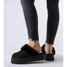 Chinelos isolados pretos com pele Andonno 1 Chinelos isolados pretos com pele Andonno 1