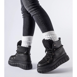 Botins pretos em uma enorme plataforma Sforza 1