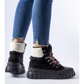 Tênis preto com isolamento na plataforma Ottiol 1