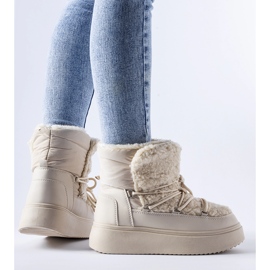 Botas de neve bege em uma enorme plataforma Elvio 1 Botas de neve bege em uma enorme plataforma Elvio 1