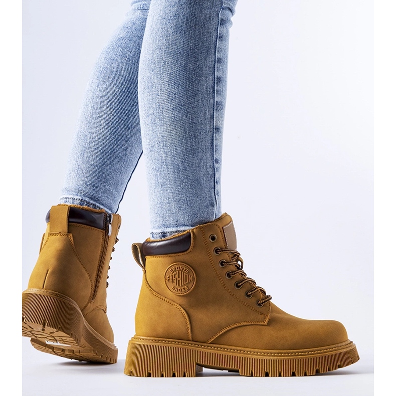 Trabalhadores Tricase isolados em marrom clássico castanho 1