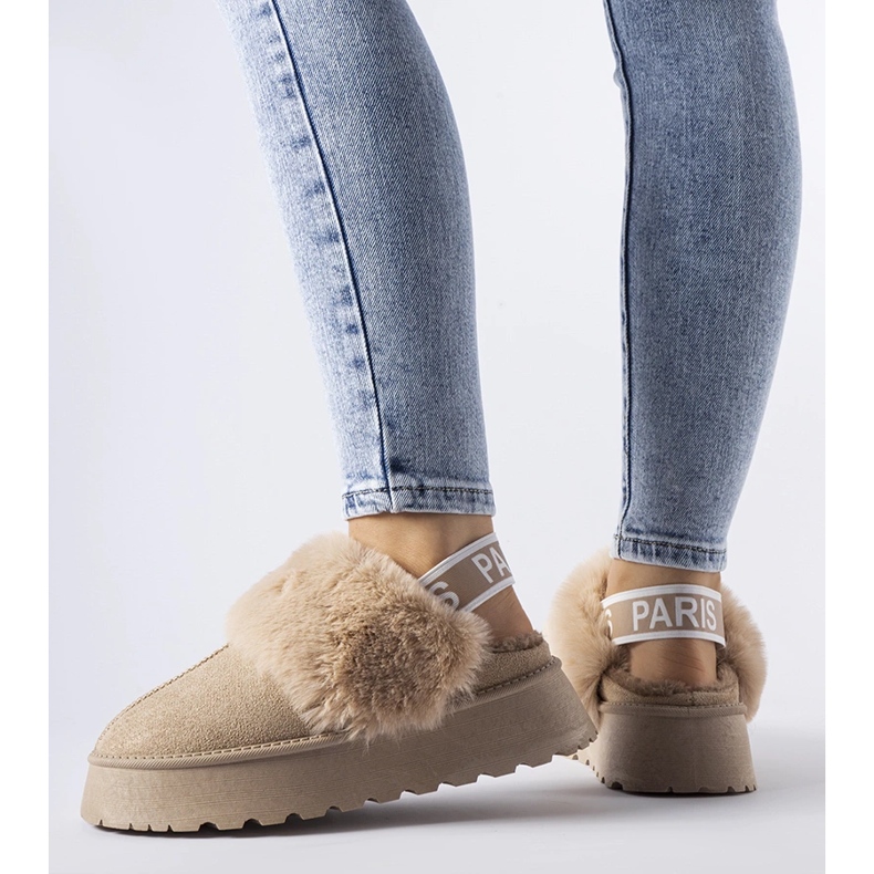 Chinelos isolados bege com elástico e pele Sangro 1