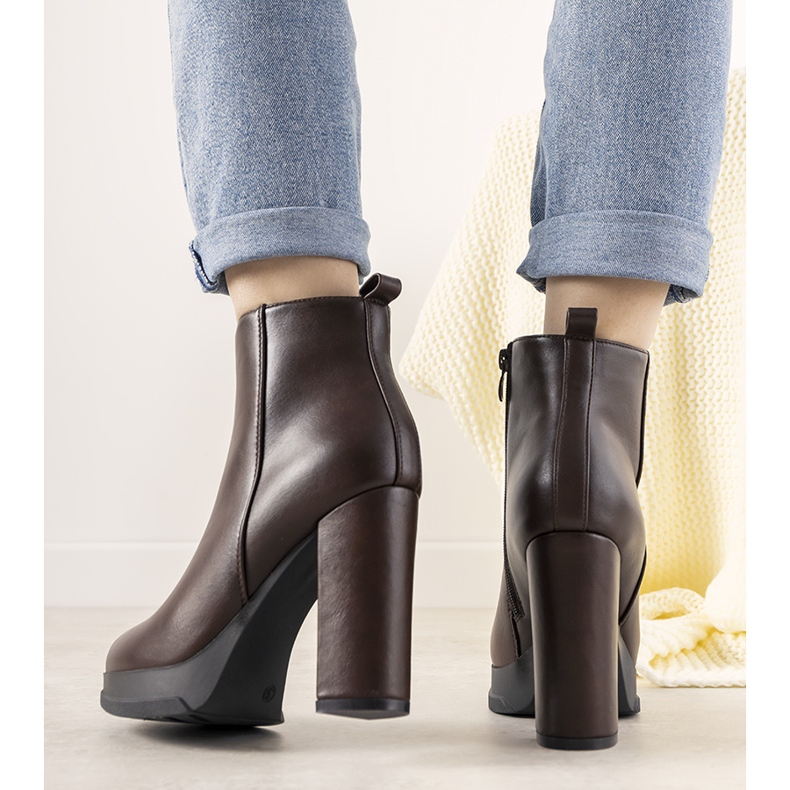 Botas femininas clássicas de cano alto marrons no posto Feria marrom 1