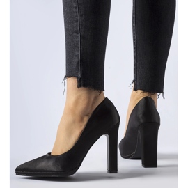 Sapatos de salto agulha de cetim preto da Rivers 1