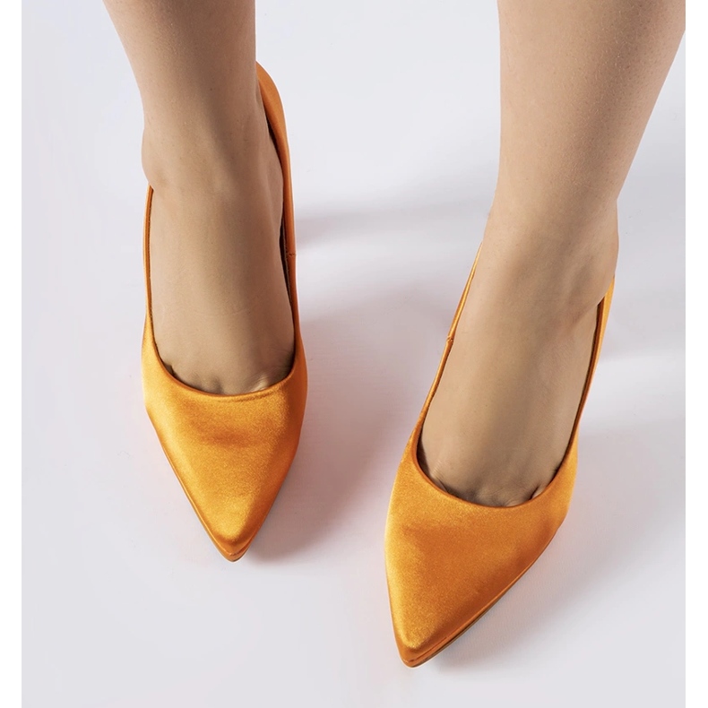 Sapatos de salto agulha de cetim laranja da Rivers 1