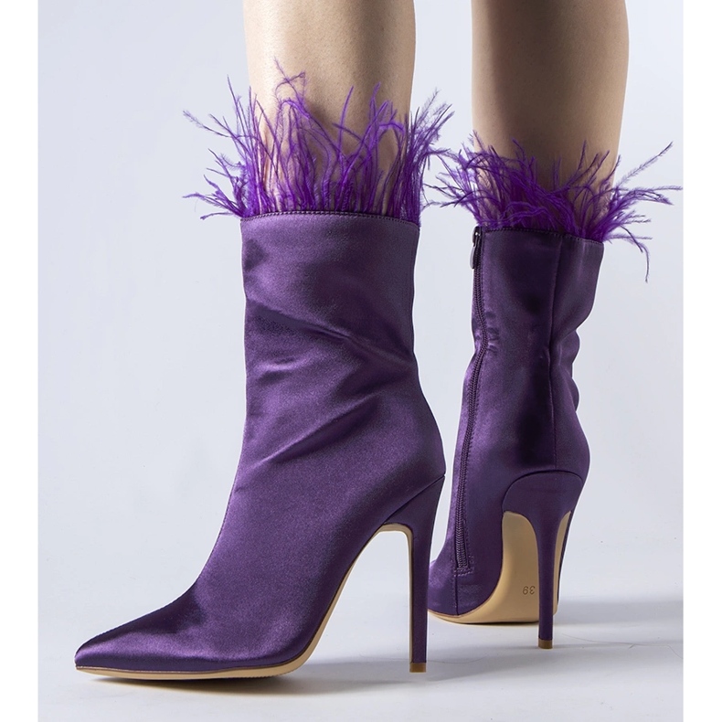 Botins roxos decorados com penas de Selvena tolet 1 Botins roxos decorados com penas de Selvena tolet 1