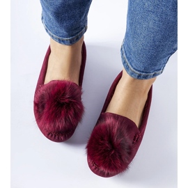 Chinelos isolados cor de vinho com pompom Marchetti vermelho 1