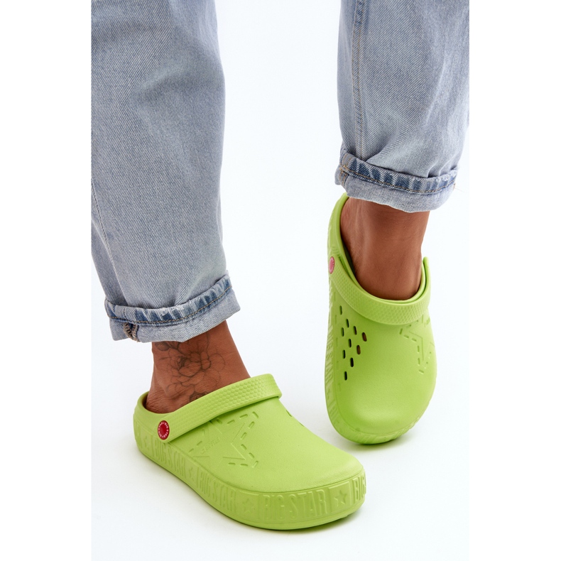 Chinelos leves femininos Crocs Big Star II275006 verdes 2