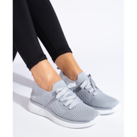 Tênis esportivo cinza com cadarço 1 Tênis esportivo cinza com cadarço 1