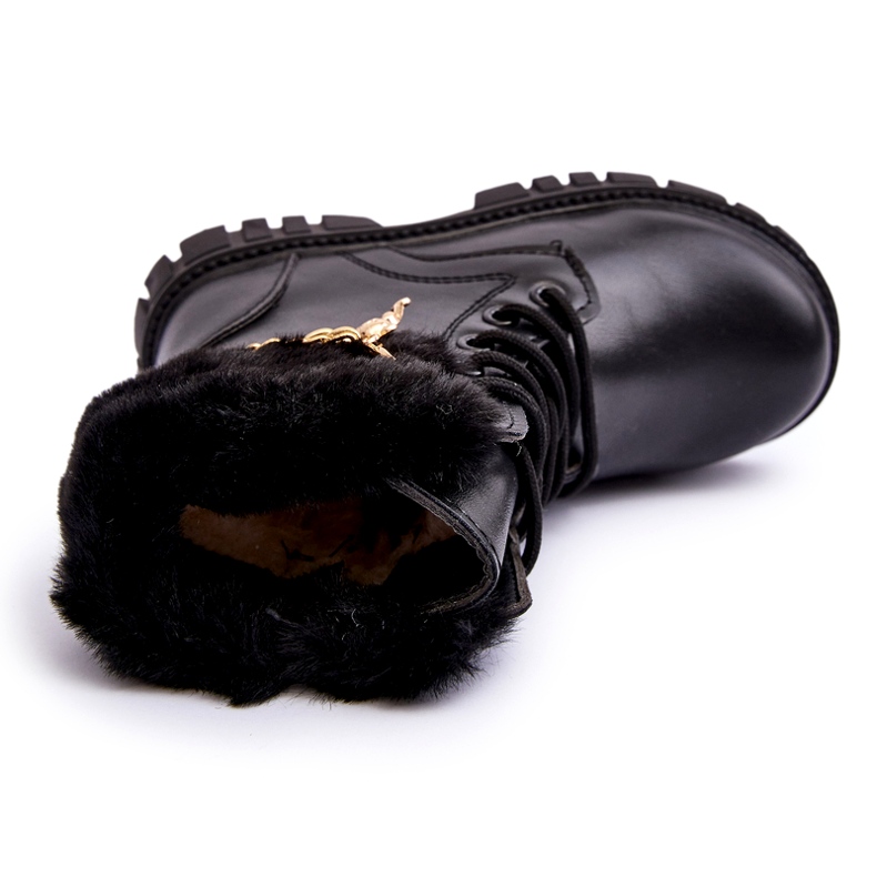 Botas infantis isoladas de couro com uma corrente preta preto 3