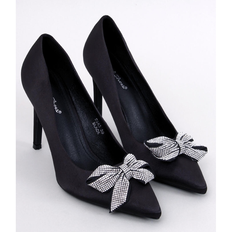 Alfinetes de cetim com laço da Trini Black preto 1 Alfinetes de cetim com laço da Trini Black preto 1