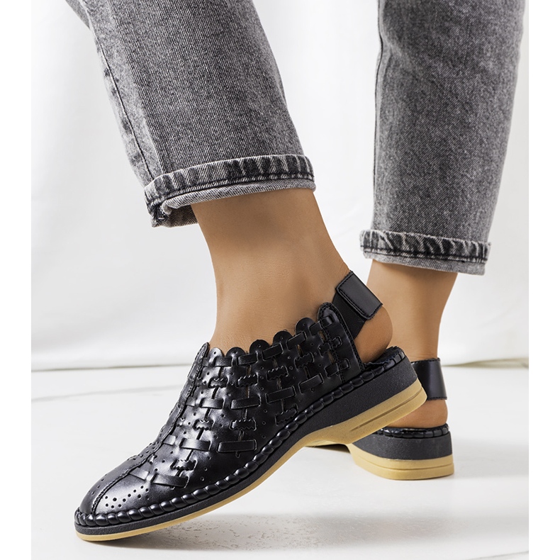 Sandália preta vazada Carvalho preto 1