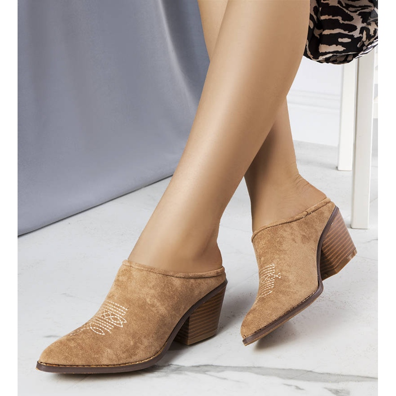 Chinelos bege com frente embutida da Linda 1