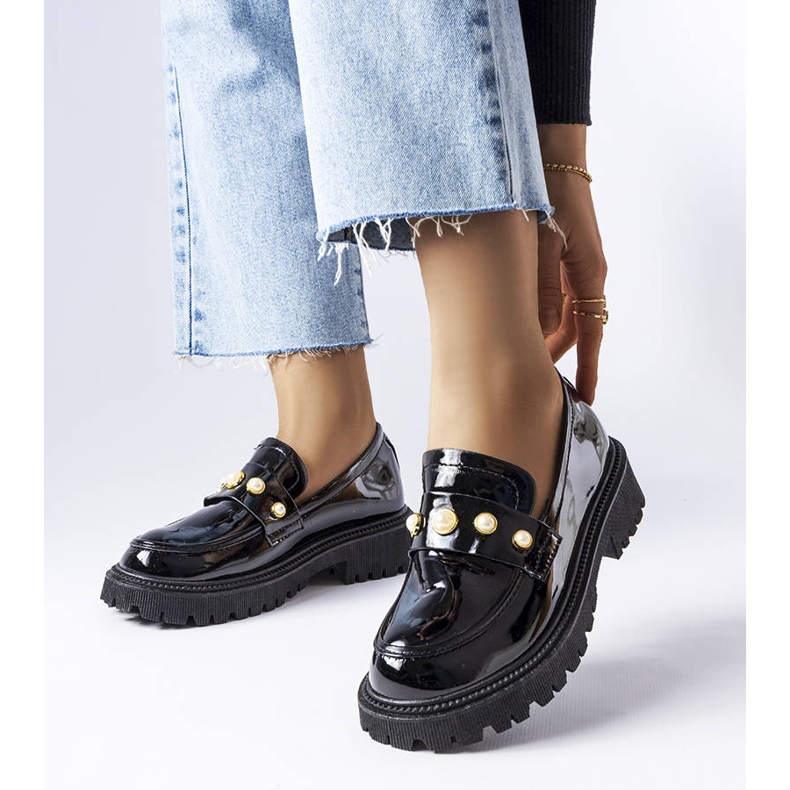 Sapato de couro envernizado preto com pérolas Serlait branco 1