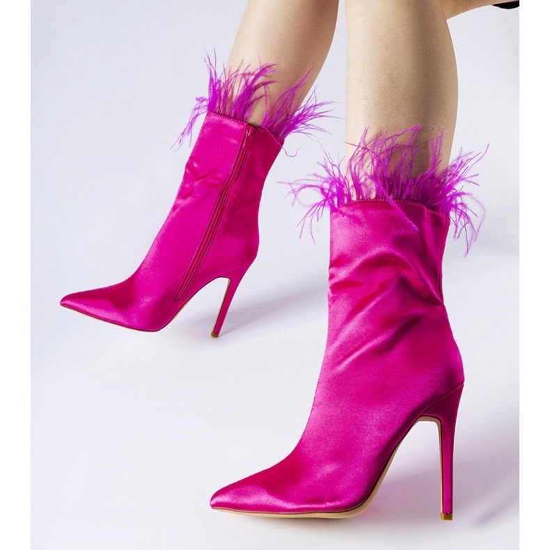 Botas rosa decoradas com penas de Selvena 1