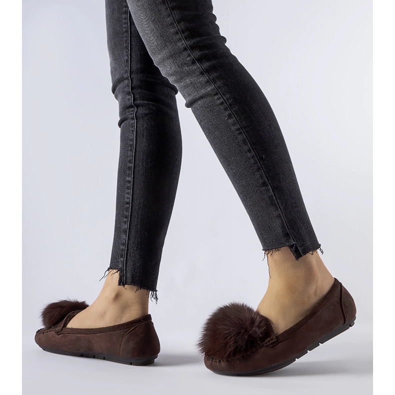 Chinelos isolados marrons com pompom Marchetti castanho 1 Chinelos isolados marrons com pompom Marchetti castanho 1
