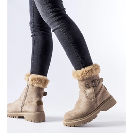 Botas isoladas marrons com pele da Odetta marrom 1