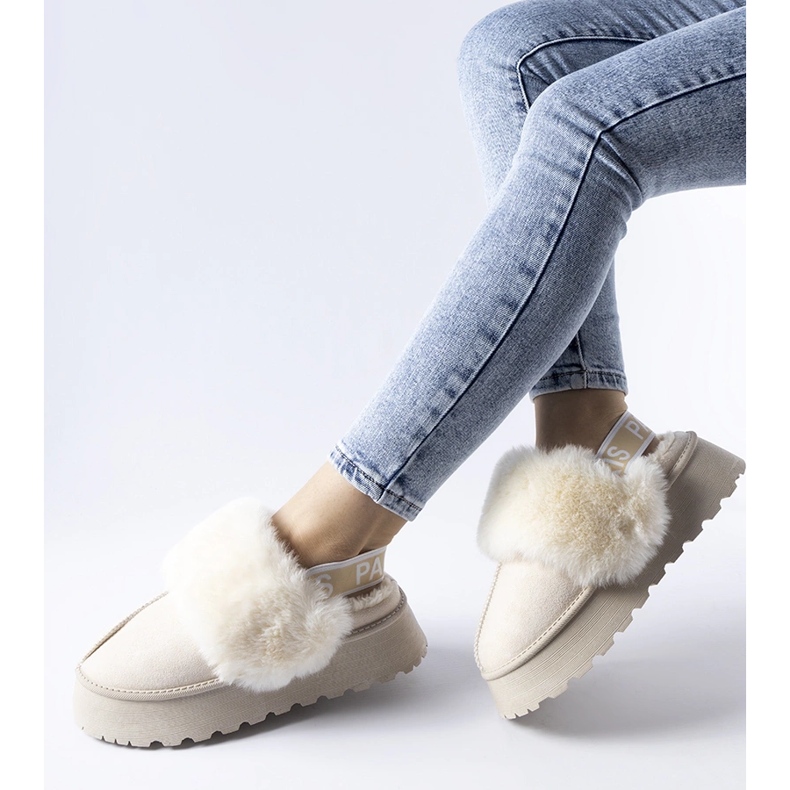 Chinelos isolados bege claro com elástico da Sangro 1