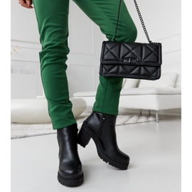 Botins pretos de salto baixo e presilha para cinto da Favale 1