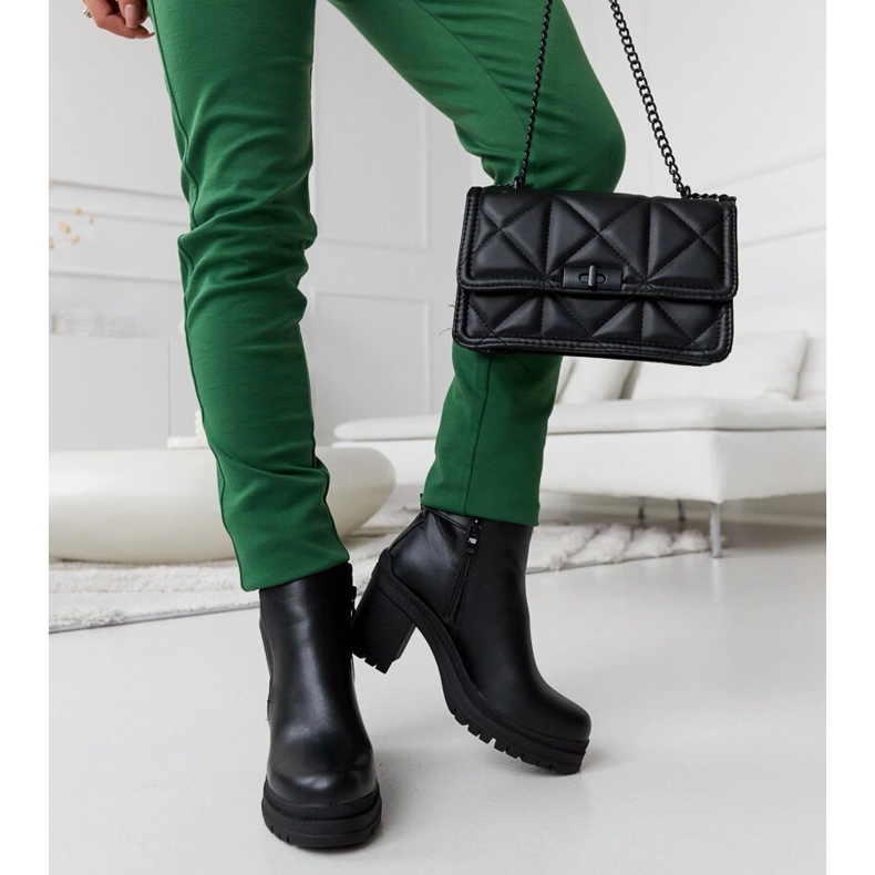 Botins pretos de salto baixo e presilha para cinto da Favale 1