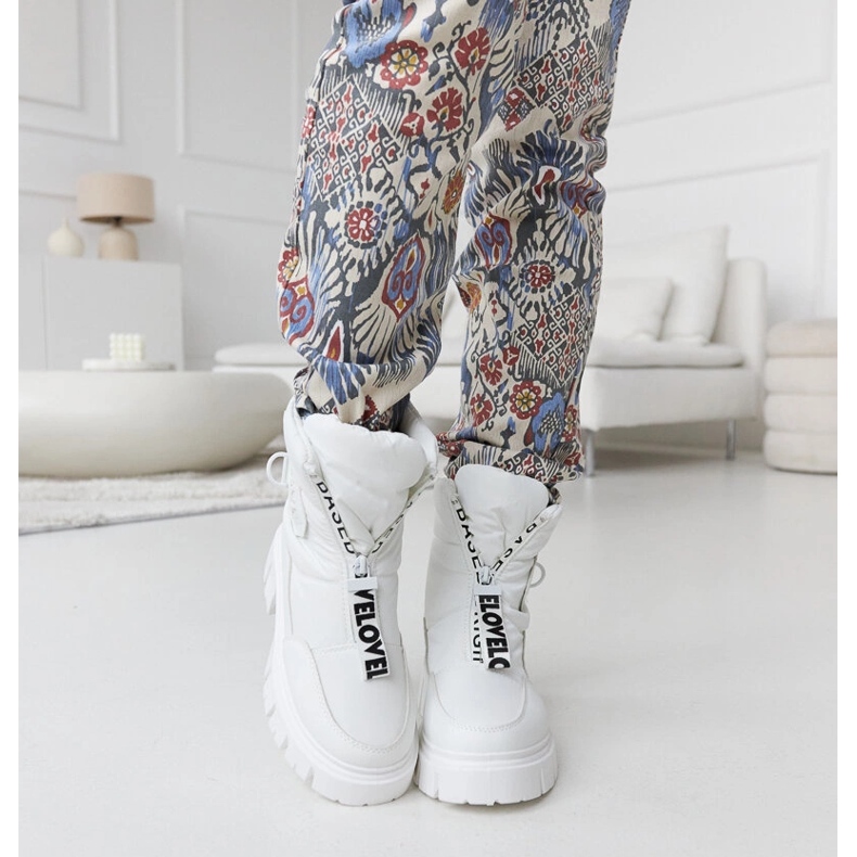 Botas de neve com isolamento branco e inscrições Eulália 2