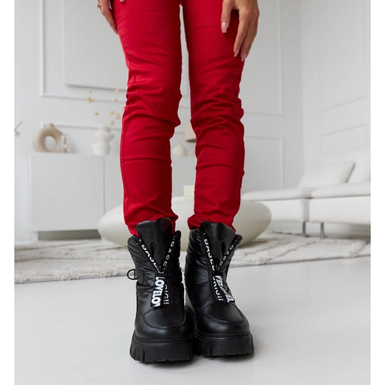 Botas de neve pretas com isolamento e inscrições Eulália preto 1 Botas de neve pretas com isolamento e inscrições Eulália preto 1